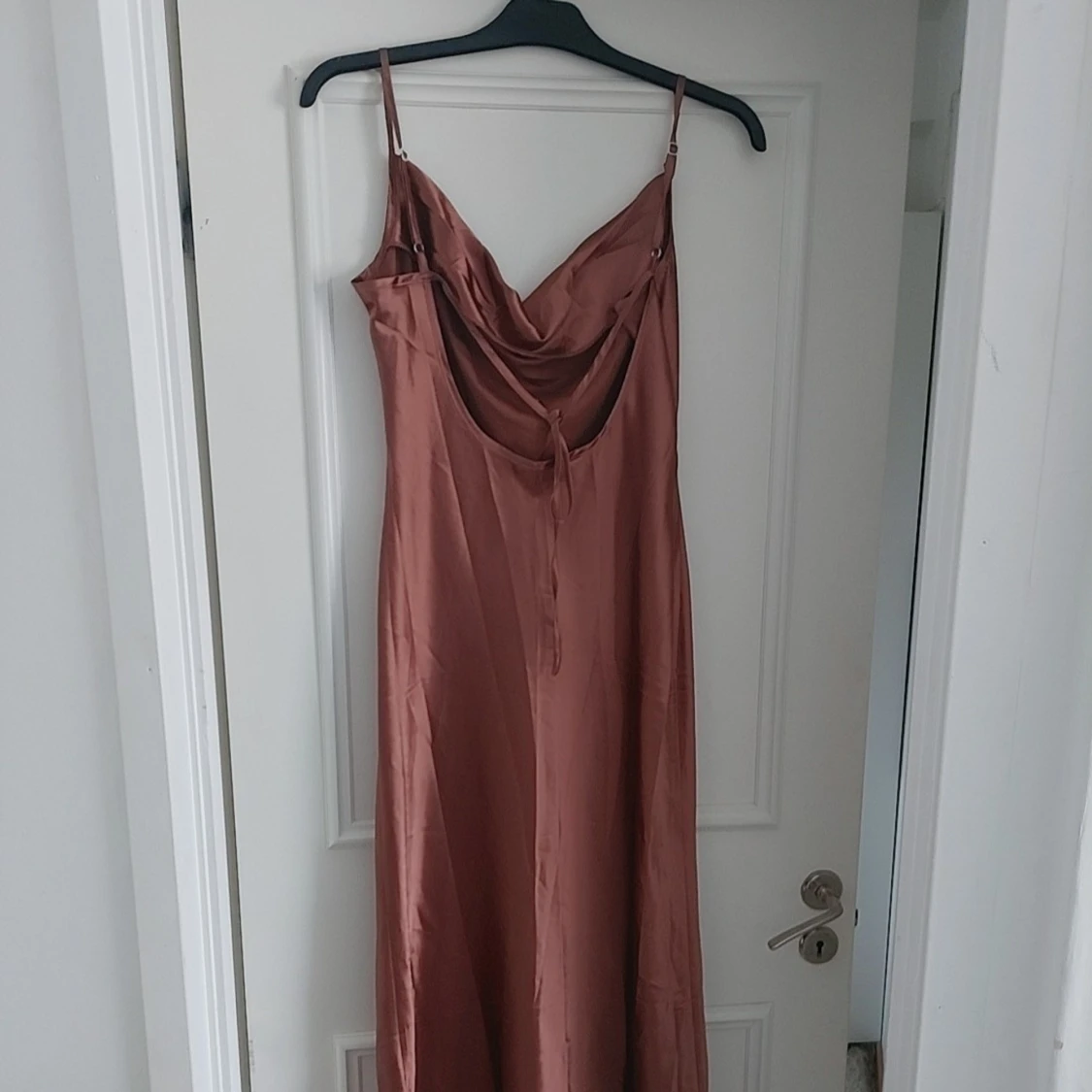 Brun långklänning i satin - 2