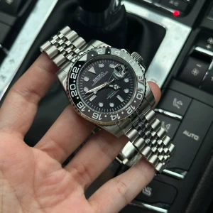 Seiko ”Bruce Wayne” GMT mod - Nu är denna Seiko GMT ”Bruce Wayne” mod färdigbyggd och till salu. (Custom-made.) Klockan har Seikos automatiska NH35A-urverk. Glaset är av safir och repas inte. Diametern är 40 mm. Klocklåda och verktygs-kit ingår. Övriga frågor? DM!