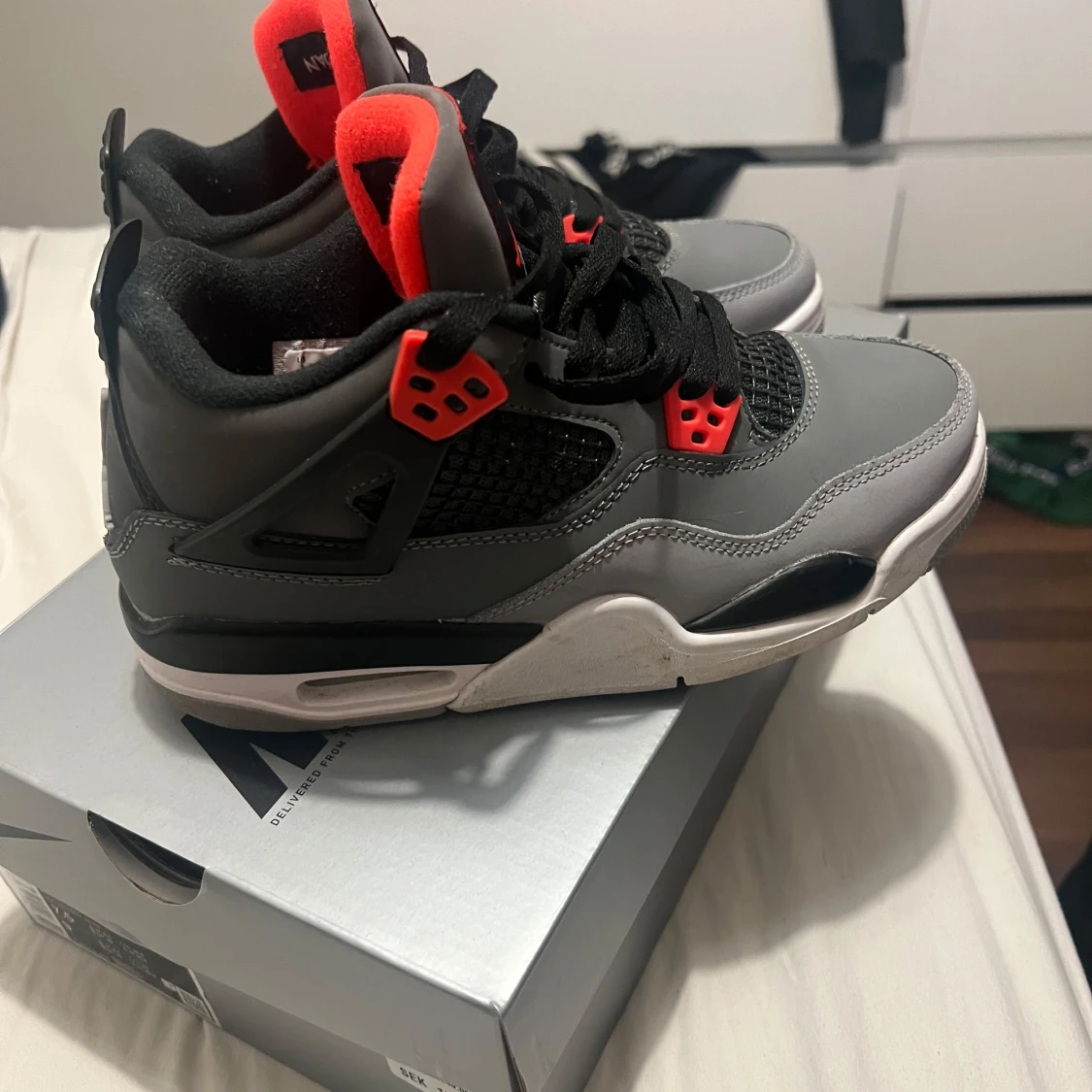 Nike Air Jordans i grått och rött - 3