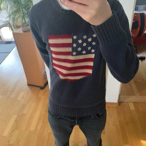 Gant USA tröja finstickad  - Säljer en sjukt fet mörkblå finstickad USA tröja från Gant. Tröjan har en unik design och är i mycket bra skick och är i strl M. Hör gärna av er vid frågor eller funderingar!!
