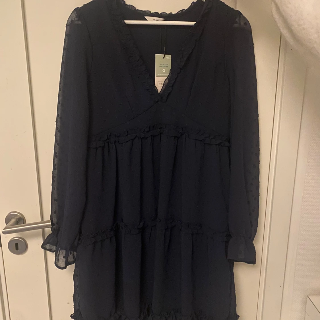 Mörkblå klänning med volangdetaljer - 1