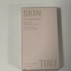 Skin Tint från Kylie Cosmetics - Säljer en Skin Tint från Kylie Cosmetics i nyansen 2.5N. Denna blurring elixir ger en jämn och naturlig finish. Perfekt för en lätt och fräsch look. Enbart testad på handen. Fel färg.