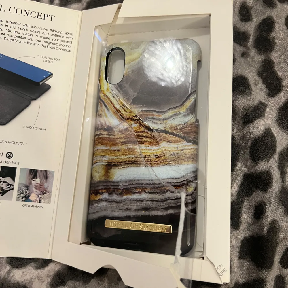 Snyggt mobilskal för iPhone X med ett unikt agatinspirerat mönster i jordnära toner. Skalet är lätt och smidigt, perfekt för att skydda din telefon med stil. Designat i Sverige med en exklusiv känsla.. Muu.