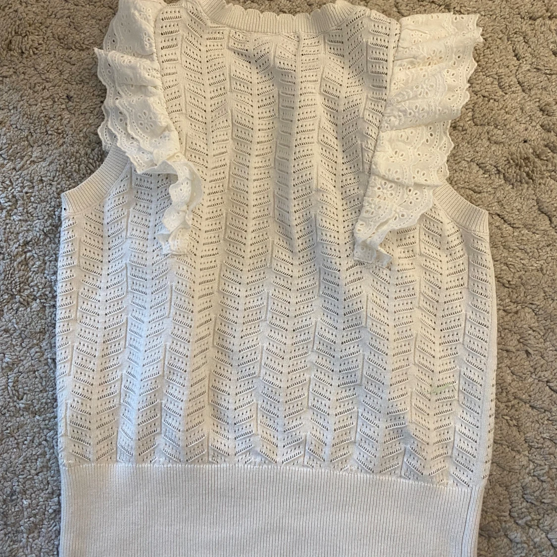 Vit ärmlös topp från Holly & Whyte - 1