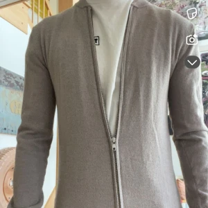 John Henric zip tröja - Säljer nu min riktigt fina john Henric zip som är i riktigt bra skick. Strl s riktigt skönt material!