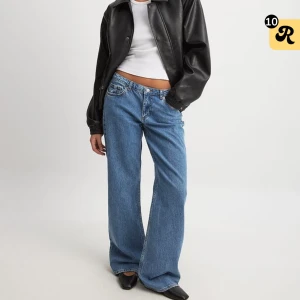 Lågmidjade jeans NA-KD - Lågmidjade jeans från NA-KD. Endast testade, säljer då de är lite stora på mig. Storlek 34 men stora i storleken. Nypris: 699kr
