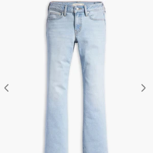 Ljusblå bootcut jeans - Säljer dessa snygga jeans från Levi’s. Använd ett fåtal gånger och är i väldigt bra skick. Pris kan diskuteras. Skriv privat för mer bilder om det behövs!💞