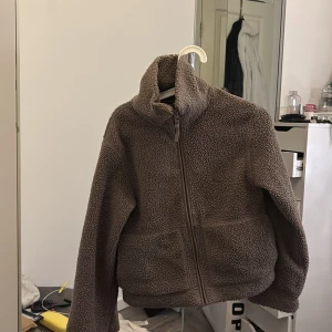 Brun teddyjacka med dragkedja - Virala teddy jackan från H&M, jätte fin brun färg och bra skick. Pris kan diskuteras 