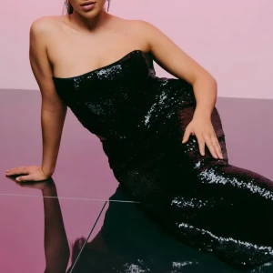 Svart paljettset  - Svart kjol och topp med glittrande paljetter. Setet har en tight passform och en elegant snörning i ryggen. Perfekt till nyår! Använd 1 gång, säljer hela för 400kr 🪩🪄