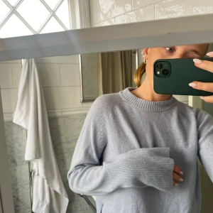 Ljusblå stickad tröja - Stickad tröja från Wera. Två små hål därav priset storlek S. Använd 1 gång hålen kom i tvätten:(