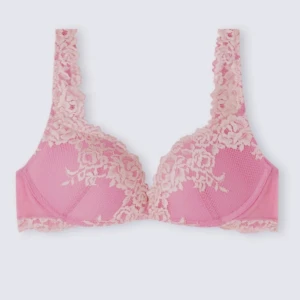 Rosa intimissimi-bh - Rosa intimissimk bh med spets. Skulle säga att den är ganska liten i storlek eftersom det är lite push. Endast använd fåtal gånger. Skriv om ni vill ha egna bilder💕