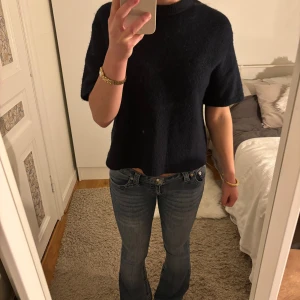 Mörkblå stickad tröja - Så fin mörkblå stickad kort ärmad tröja. Perfekt till de flesta tillfällen och är i ett mjukt material. Jag har nästan aldrig använt denna tröja så den är helt utan defekter. 🩷