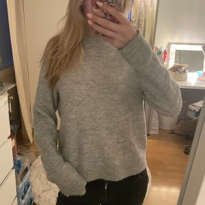 Grå stickad tröja  - Söt stickad tröja, super skick. Står storlek m men jag är en xs/s för referens så tycker den är lite mindre i storlek🩷