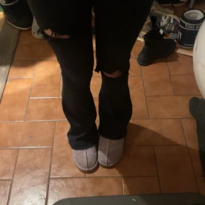 Svarta jeans med hål på knät - Snygga svarta jeans med slitningar på knäna för en trendig look. De är perfekta för en avslappnad stil. Orginalpris 799kr❤️Det är lite annorlunda storlekar, jag brukar ha W26, Xs, 34, 158-164. Dessa är i 36 men jag skulle tippa på att de mer är so. 32-34 storleksmässigt❤️ säljer för de ej anvönds❤️