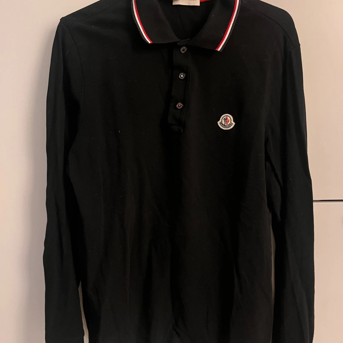 Svart långärmad pikétröja från Moncler