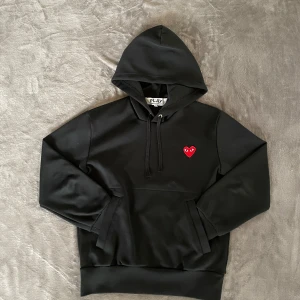 CDG Hoodie - Säljer en riktigt fet hoodie från CDG med ett rött hjärta på bröstet!❤️ | Storlek är S men passar även XS | Skick: 9,5/10 | Nypris: 2500 kr | Skriv vid frågor och funderingar! 🤝