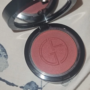 Luminous Silk Glow Blush - Säljer Luminous Silk Glow Blush från Giorgio Armani.