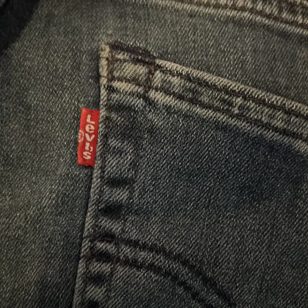Hej. Jag säljer ett par Snygga mörkblå jeans från Levi's. Då jag inte kan använda dem längre. W29 L30. Farkut & Housut.
