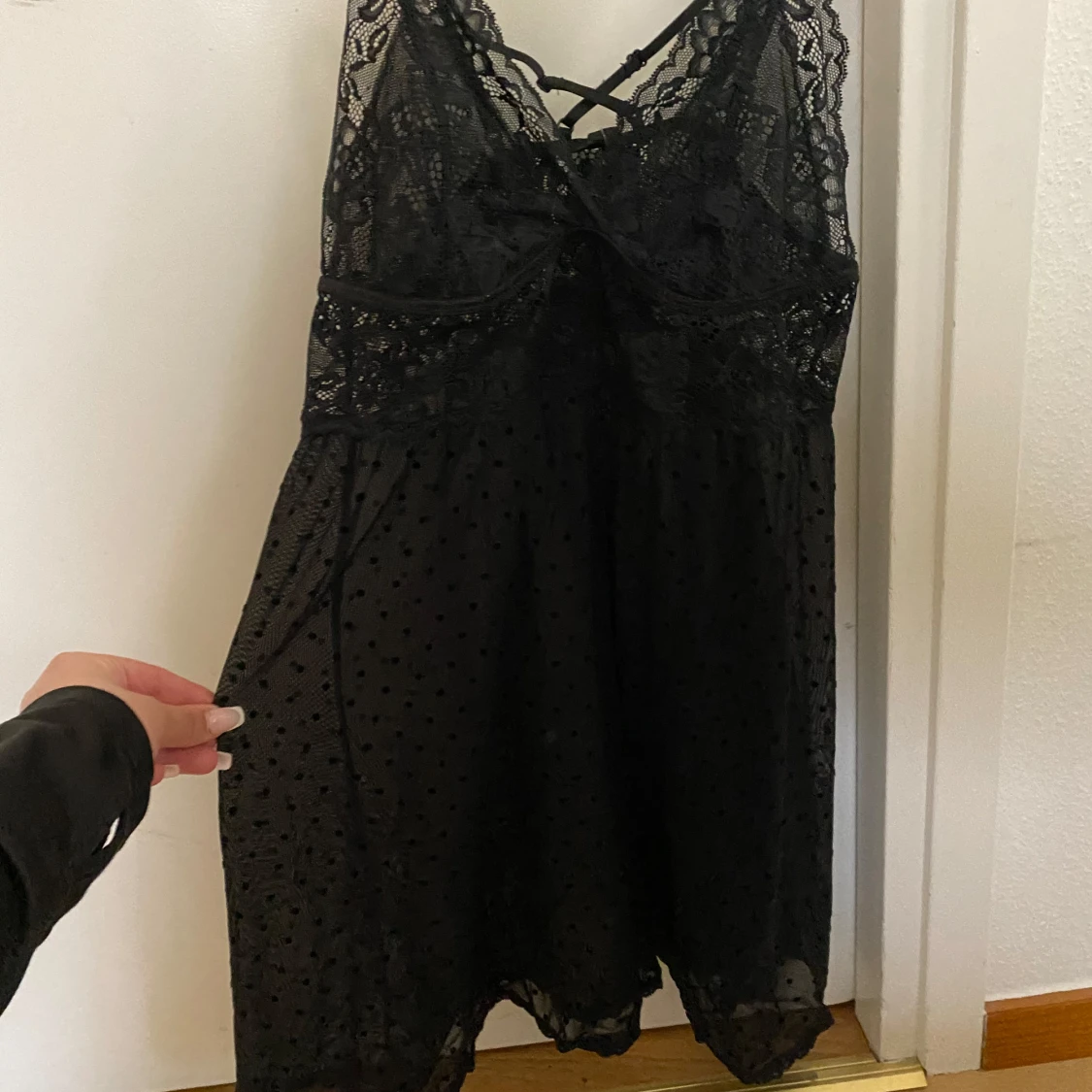 Svart spetnattlinne med prickigt mönster. Aldrig använd och prislappen är kvar.  - 2