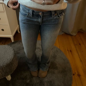 Blå jeans från True Religion - Snygga blå jeans från True religion jeans med fräna bakfickor, de är bootcut och lågmidjade. Använder dem ej länge, varför ? No idea faktiskt. Dem är knappast använda, köpte i somras men har används några enstaka gånger:) 😜kan gå ner i pris i snabb affär, tveka inte att ställa frågor! Nypris = 1,299kr Waist : 67cm. Hips: 95 cm