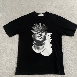  Undercover T-Shirt - Sällsynt T shirt från Undercover. Den är topp skickt. Storlek 2 ( undgefär M). Hör av dig vid frågor✅
