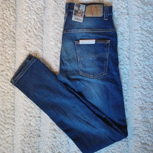 Blå jeans från Nudie Jeans - Snygga blå jeans från Nudie Jeans i ekologisk bomull. De har en klassisk femficksdesign med dragkedja och knapp. Riktigt snygga & helt nya! 