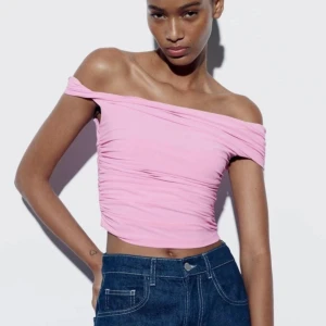 Zara - Rosa offshoulder topp - Säljer en snygg rosa offshoulder topp med rynkade detaljer. Toppen är croppad och har en tight passform, perfekt för sommarens varma dagar. Är helt nytt och oanvänd! Kom inte till användning och toppen är små  i storlek.