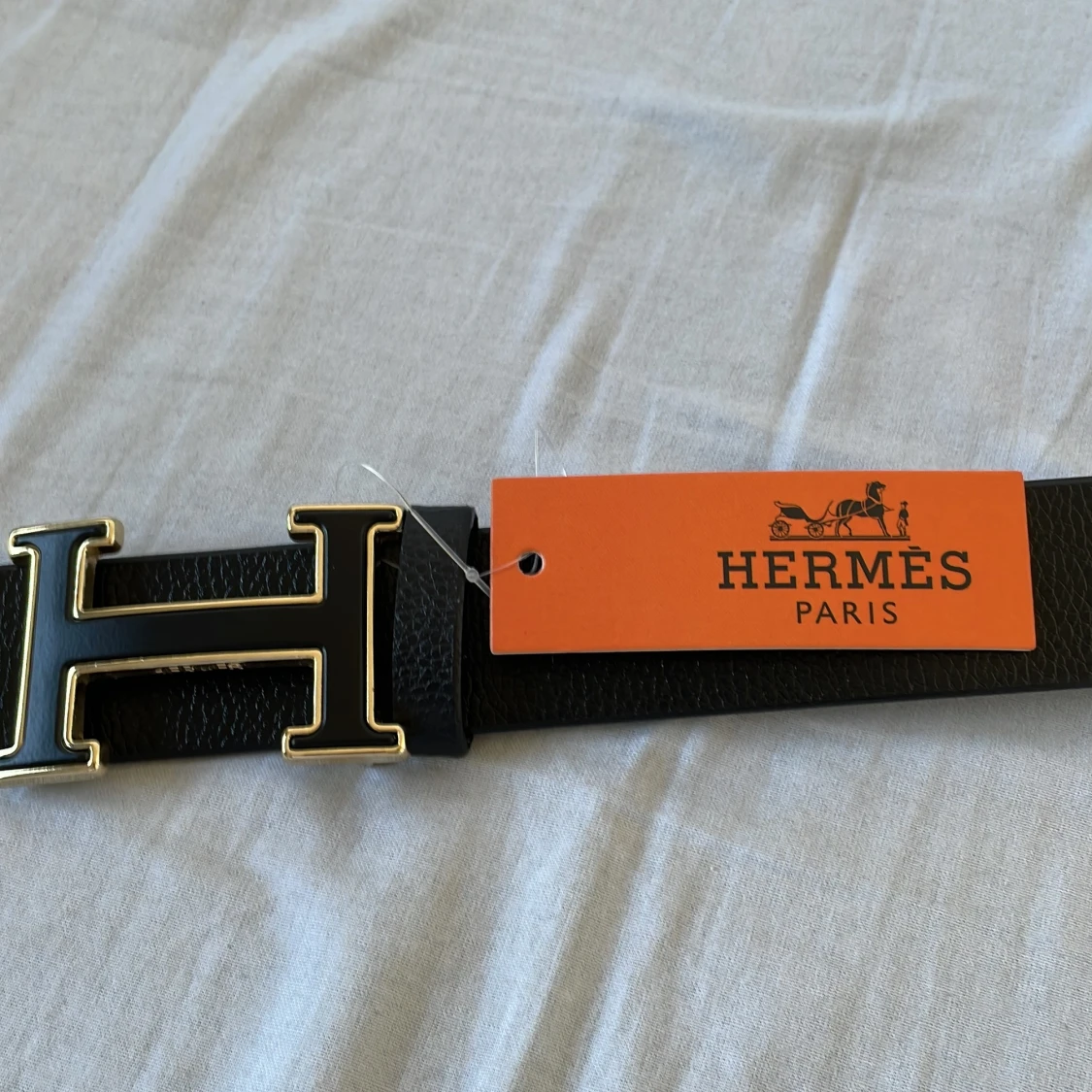 Svart bälte med svartguldig logga - 1