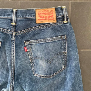 Levi's 501 jeans - Klassiska Levi's 501 jeans i blå denim. De har en rak passform och är midwaist. Perfekta för en avslappnad stil med fem fickor och knappgylf. De är i ett mycket bra skick! Skriv vid frågor!
