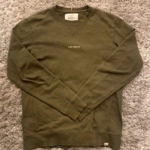 Olivgrön Les Deux sweatshirt - Snygg olivgrön sweatshirt från Les Deux🫒Tillverkad i Portugal och perfekt för en stilren och avslappnad look. Skick 8/10 står inte vad det är för storlek men skulle säga S/M. skriv gärna över frågor och funderingar, priset kan diskuteras.