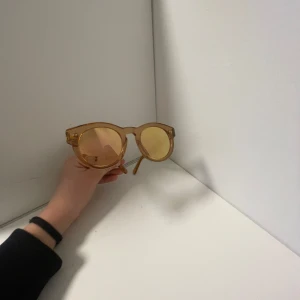 Gula solglasögon från CHIMI - Snygga gula solglasögon från CHIMI med rund form och transparenta bågar. Perfekta för att ge en färgklick till din outfit. De har en modern och stilren design som passar till många tillfällen.