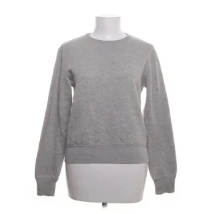 Sweatshirt/collagetröja💘 - Mysig tröja från h&m, köpt från Sellpy men i fint skick! Säljer då den är lite för liten på mig💘