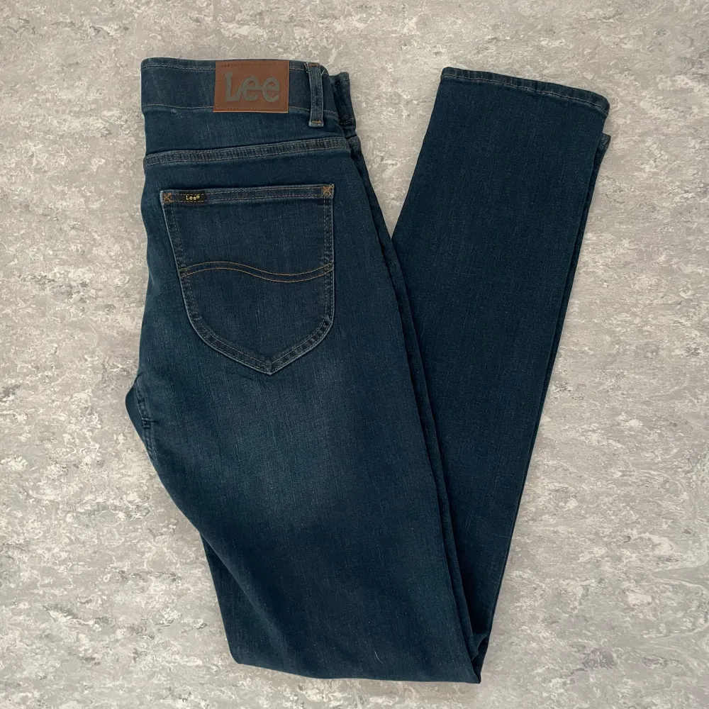 Tjo! Säljer helt nya Lee Extreme Motion Jeans. De är i perfekt skick och har aldrig används. De är även mörkare i verkligheten än på bild. Dessa är storlek 32/34. Om du har frågor är det bara att ställa!. Farkut & Housut.