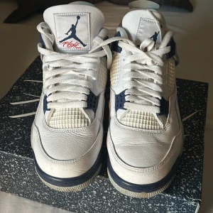Nike Air Jordans 4 i vitt och blått - Tja säljer mina Jordan4, priset är inte hugget i sten. Kontakta innan du köper,levererar så snabbt jag kan. Box tillhör köpet men inte kvittot för det har jag inte. Helt äkta köpte för 4200 men som sagt säljer för ett bra pris