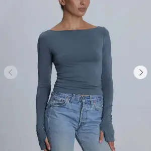 Snygg blå långärmad topp från A-design med en tight passform. Skit snygg passform och passar perfekt till jeans. SLUTSÅLD!