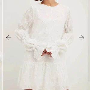 Vit blommig klänning  - Säljer denna populära klänning i stl 34