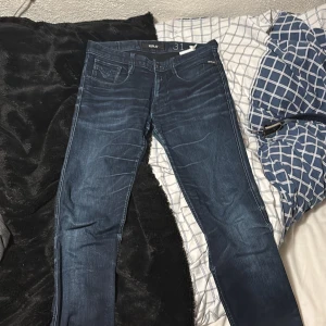 Blå slim jeans från Replay - Snygga blå replay anbass jeans i storleken 31/32 med slim fit passform. Skriv vid frågor eller funderingar. Kan gå ner i pris lite.