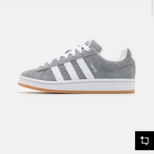 Grå Adidas Campus sneakers - Snygga grå Adidas Campus sneakers i mocka. Nyskick då jag inte använt mycket. Köpta för 1045 kr. Säljer för 900kr men kan tänka mig gå ner vid snabb affär💗 Original lådan kommer även med 🎉🤩