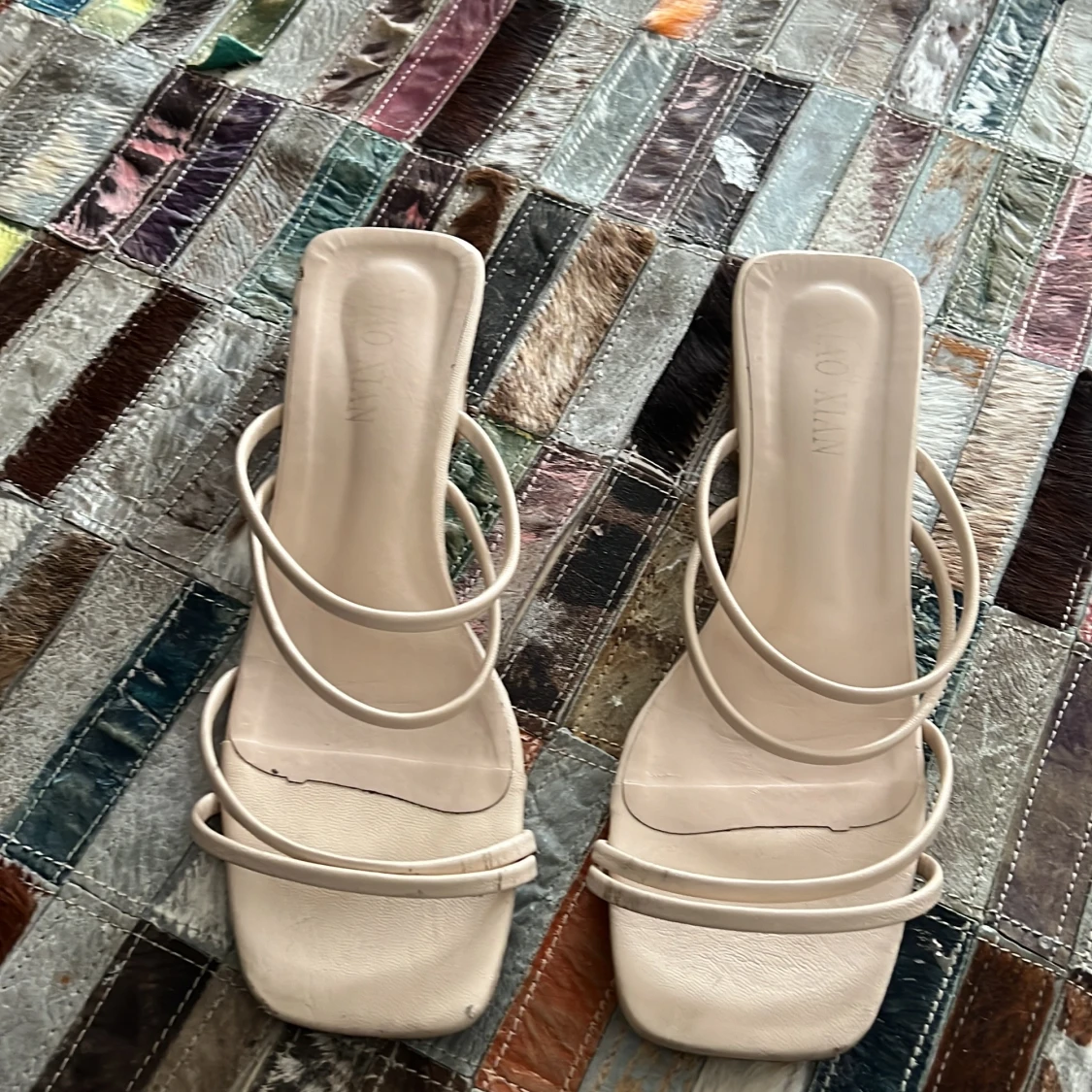 Beige sandaler med klack