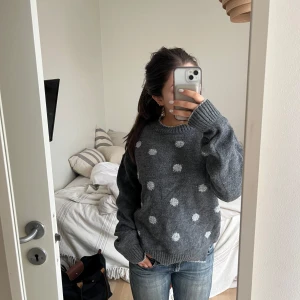Grå tröja med prickar från Next - Säljer en mysig grå tröja från Next med glittriga prickar i storlek xs. Tröjan har långa ärmar och en ribbad rund halsringning. Perfekt för att liva upp vardagslooken med lite glitter! Den är helt ny och aldrig använd med lappen kvar.