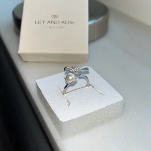 Silver ring - En jättefin silver ring med en pärla och en fågel på, den är från Lily and Rose. Använd ett få tal gånger men används inte längre. Den saknar en liten sten men absolut inget som märks!💕