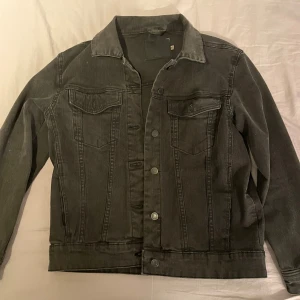 Jeans jacka  - Säljer min grå/svarta jeans jacka, storlek S använd några gånger vanlig passform. 