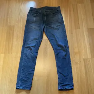 Säljer ett par Levi's 502 Hi-Ball jeans i storlek 32W 34L. De är i en snygg grå färg (Se bild 4 och 5) och har en straight fit. Jeansen är i bra skick. Kontakta gärna vid eventuella frågor