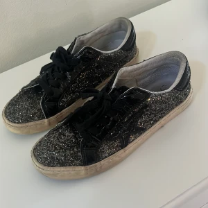 Glitter skor - Snygga glitter skor i storlek 38/39❣️