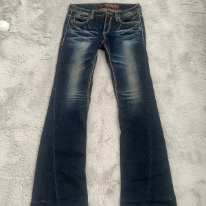 Y2k jeans  - Ett par 2000s jeans som är as fina!🎀 jag har M i jeans storlek och de kunde inte stängas så gissar på att de är S! Pris går att diskutera. 