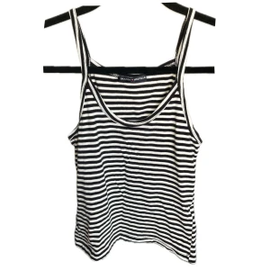 Randigt linne Brandy Melville - Svart/vit randigt linne från Brandy Melville💕 storlek small