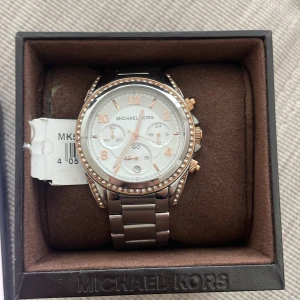 Michael kors klocka - Snygg klocka från michael kors i gott skick, skriv vid fler frågor 💓