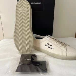 Saint laurent skor  - Saint Laurent Court Classic Sneakers! (Helt nya)    - Saint laurent påse  - Box -  Saint laurent certifikat 