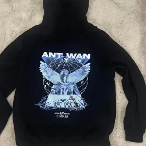 Svart hoodie med tryck - ❗️INTRESSE KOLL❗️intressekoll på min ANT WAN hoodie i storlek S. skriv gärna ifall ni är intresserade. denna hoodien är limited edition. Köpte denna på plats under hans konsert och den är i perfekt skick då den inte är använd. passar även för Xs-M beroende på hur man vill att den ska sitta. jätte bekväm och fin