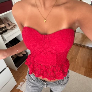 Topp  - Super snygg topp från Bikbok. Säljs inte längre! Har ett hål på insidan som varken känns eller syns på utsidan, kan skicka bild💕